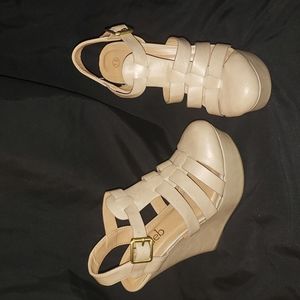 Womens Deb brand cream colored shoes size 7.5